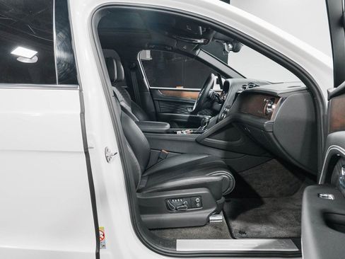 Used 2023 Bentley Bentayga Extended Wheelbase image 38