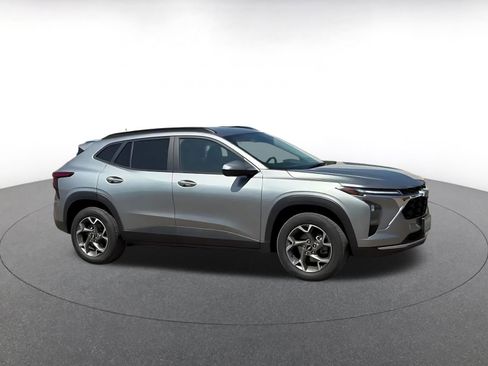 Used 2025 Chevrolet Trax LT image 2