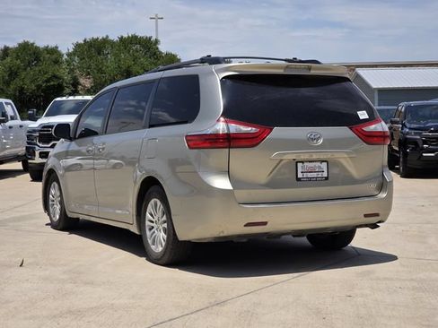 Used 2017 Toyota Sienna XLE FWD image 3