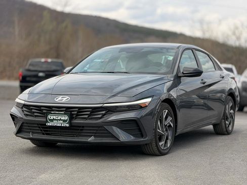 Used 2025 Hyundai Elantra Sport image 1