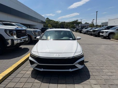 Used 2024 Hyundai Elantra SE FWD image 3