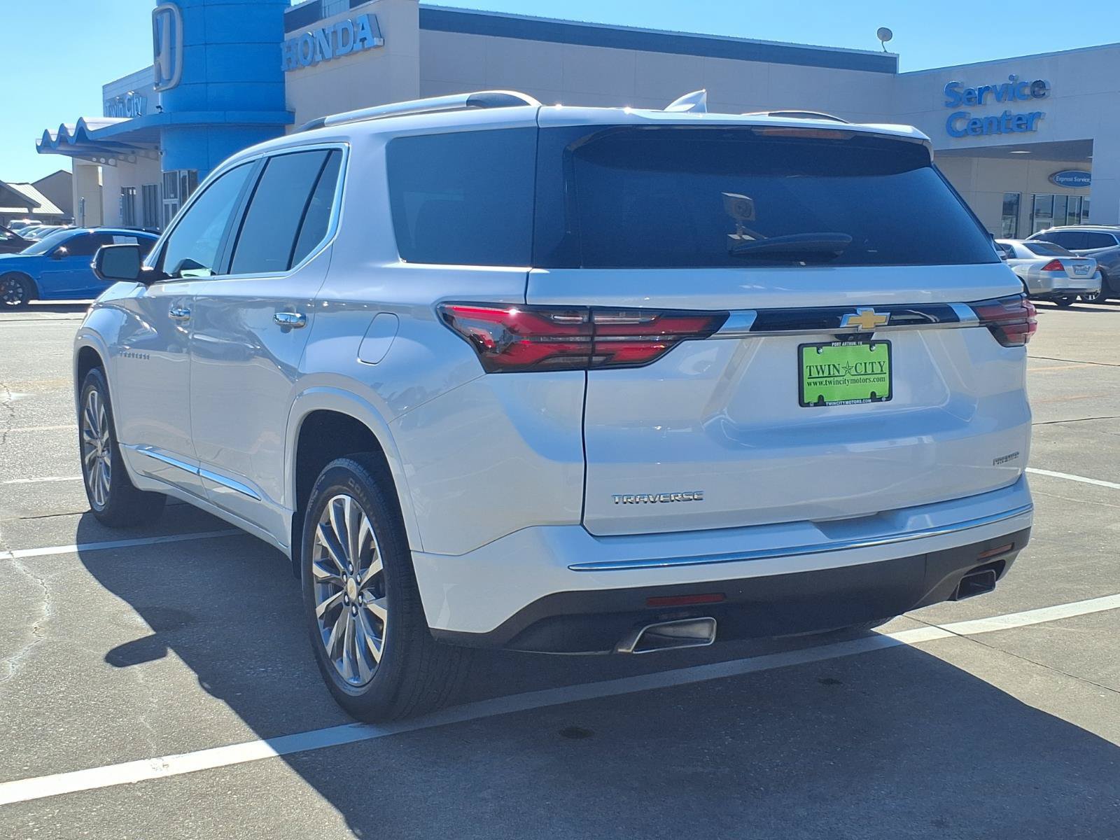 Used 2023 Chevrolet Traverse Premier FWD image 2