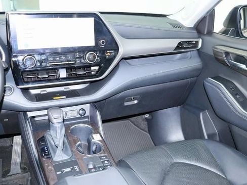 Used 2024 Toyota Highlander Platinum image 22