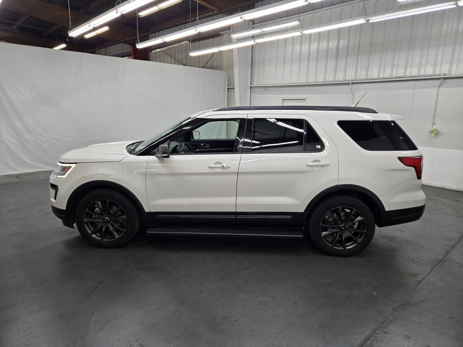 Used 2018 Ford Explorer XLT w/ Equipment Group 202A AWD/4WD image 2
