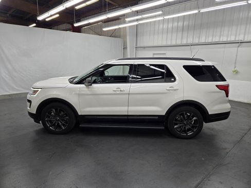 Used 2018 Ford Explorer XLT w/ Equipment Group 202A AWD/4WD image 2