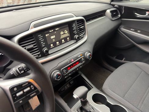 Used 2019 Kia Sorento LX image 16