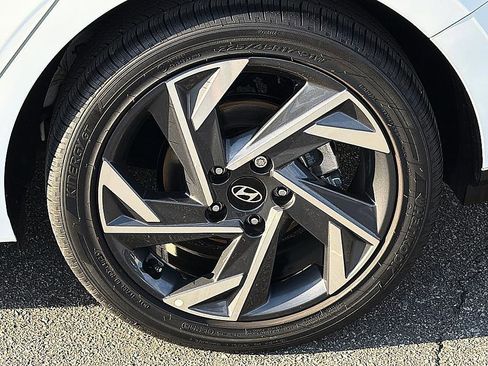 Certified 2025 Hyundai Elantra Limited image 5