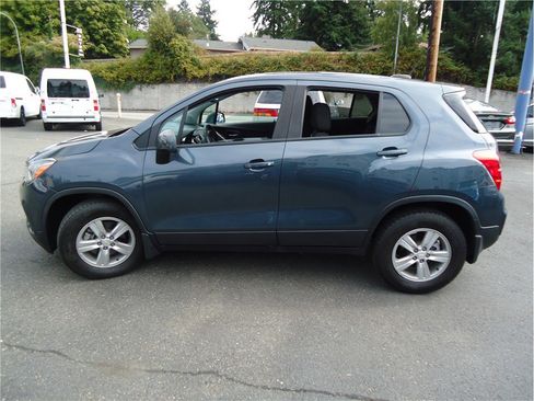 Used 2022 Chevrolet Trax LS w/ Tint and Cruise Package image 8