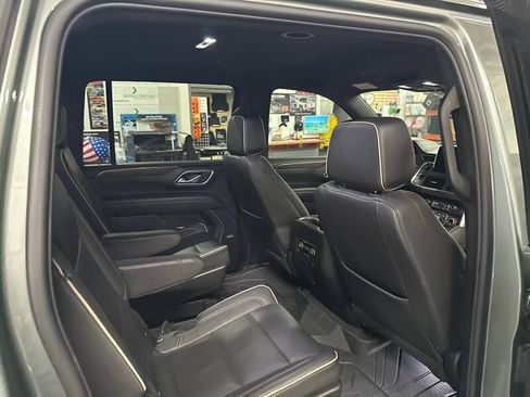 Used 2023 Chevrolet Suburban Premier image 19