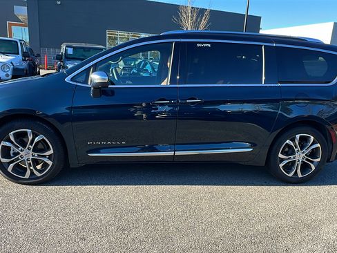 Used 2024 Chrysler Pacifica Pinnacle image 11