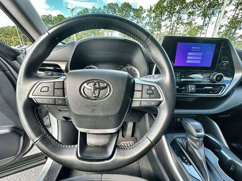 Used 2023 Toyota Highlander LE image 11