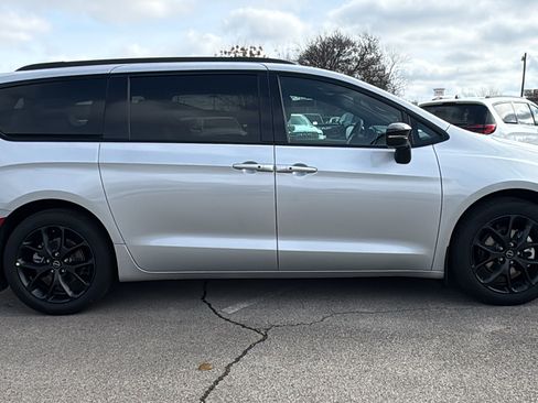 New 2026 Chrysler Pacifica Select w/ S Appearance Package image 4