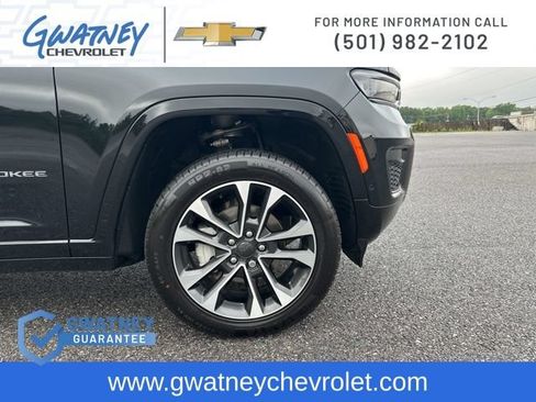 Used 2023 Jeep Grand Cherokee Overland w/ Luxury Tech Group IV AWD/4WD image 12