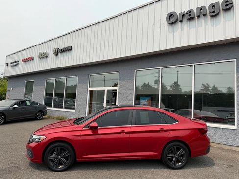 Used 2022 Volkswagen Jetta SE w/ Panoramic Sunroof Package FWD image 3