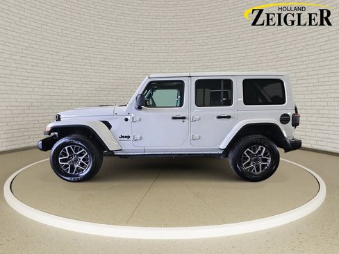 Used 2025 Jeep Wrangler Unlimited Sahara AWD/4WD image 8