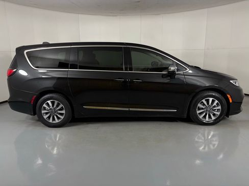 Used 2023 Chrysler Pacifica Limited image 10