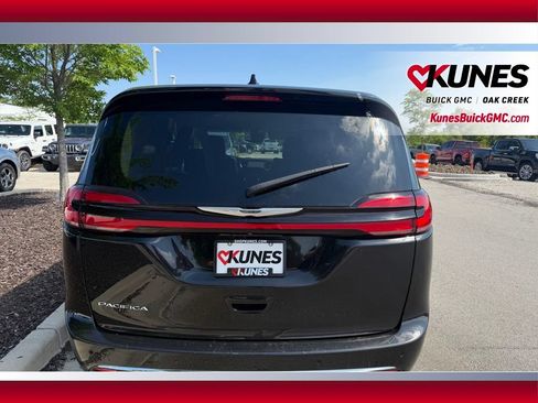 Used 2023 Chrysler Pacifica Touring-L FWD image 6