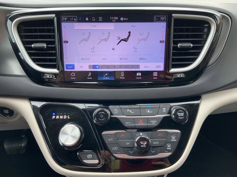 Used 2024 Chrysler Pacifica Touring-L FWD image 34