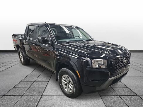 Used 2024 Nissan Frontier SV image 3