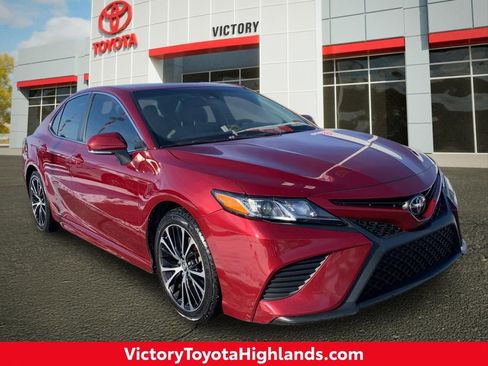 Used 2018 Toyota Camry SE image 1