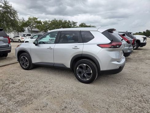 Used 2024 Nissan Rogue SV FWD image 4