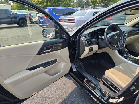 Used 2017 Honda Accord EX-L image 18