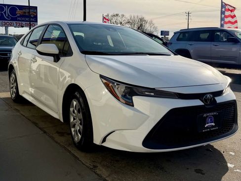 Used 2022 Toyota Corolla LE image 3