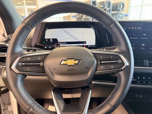 Used 2025 Chevrolet Equinox LT AWD/4WD image 12