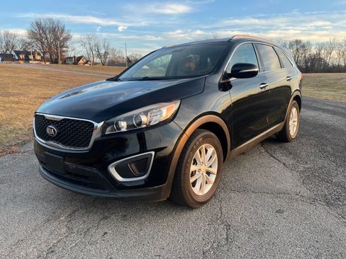 Used 2017 Kia Sorento LX w/ LX Convenience Package image 1