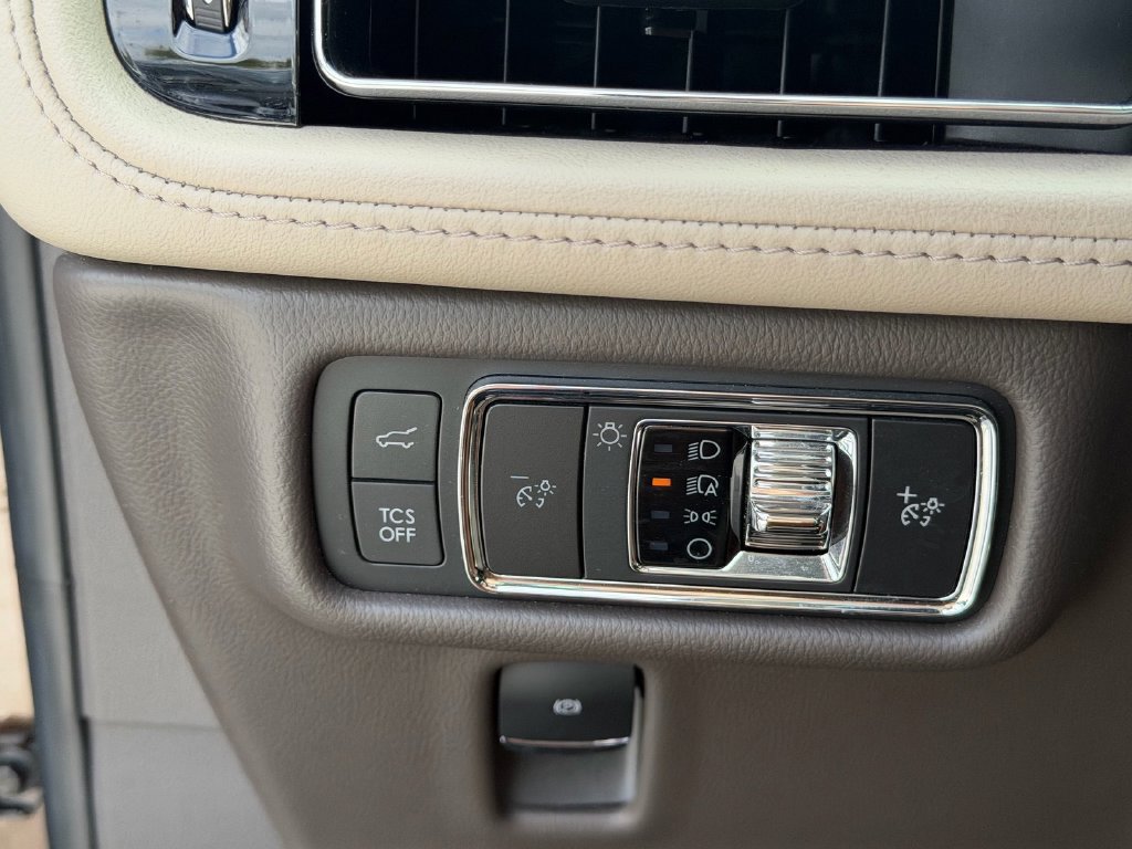 Used 2022 Lincoln Nautilus FWD w/ Premium Package image 24