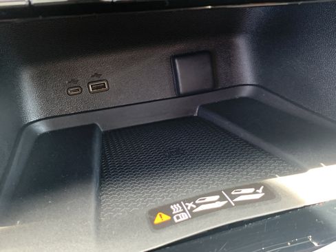 Used 2025 Chevrolet Traverse LT FWD image 34