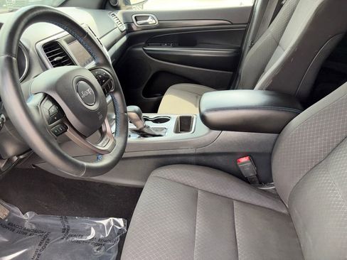 Used 2019 Jeep Grand Cherokee Laredo image 9