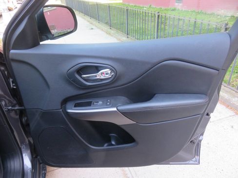 Used 2019 Jeep Cherokee Limited AWD/4WD image 34