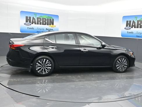 Used 2025 Nissan Altima 2.5 SV FWD image 6