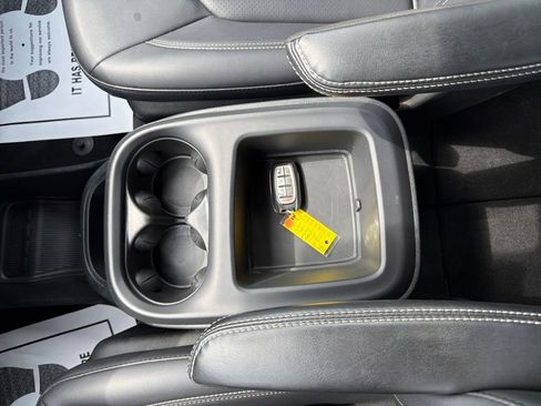 Used 2025 Chrysler Pacifica Select FWD image 24
