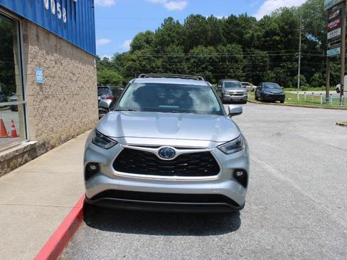 Used 2021 Toyota Highlander LE FWD image 2