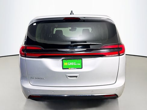Used 2024 Chrysler Pacifica Touring-L FWD image 8