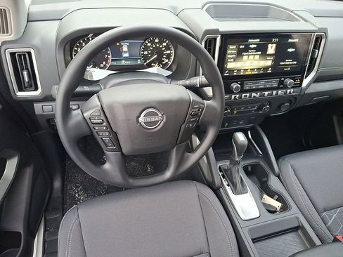 Used 2025 Nissan Frontier SV image 20