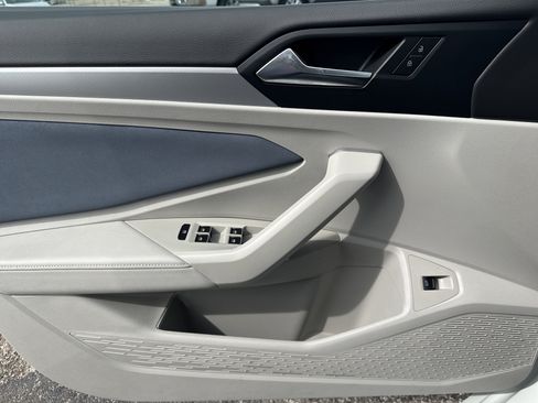 Certified 2025 Volkswagen Jetta SE FWD image 9