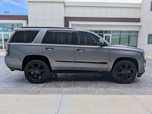 Used 2019 Cadillac Escalade Premium Luxury RWD image 3
