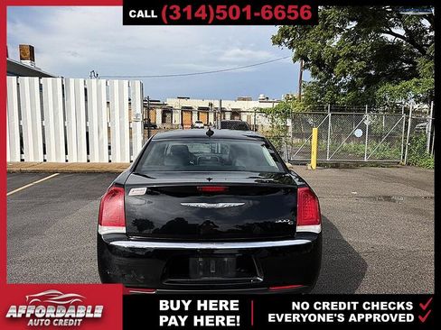Used 2016 Chrysler 300 C RWD image 4