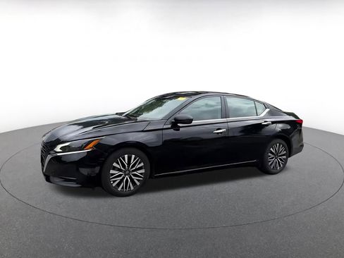 Used 2025 Nissan Altima 2.5 SV FWD image 6