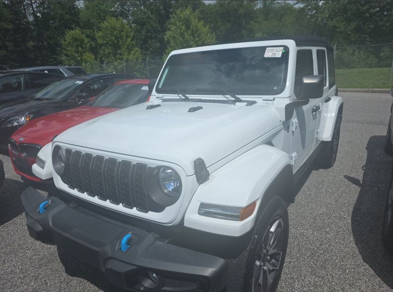 Used 2024 Jeep Wrangler Unlimited AWD/4WD image 3