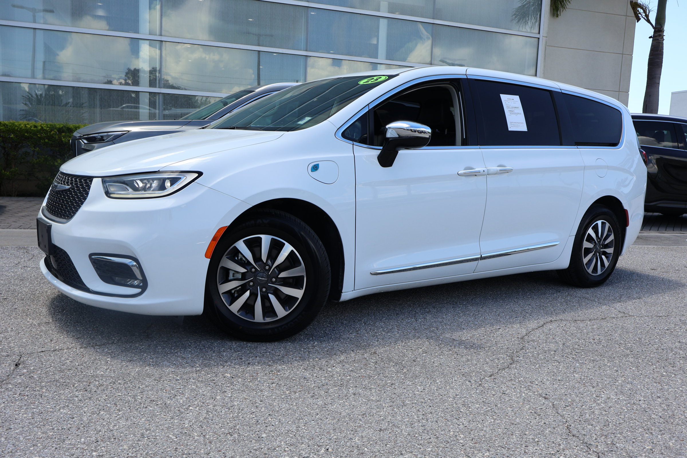 Used 2023 Chrysler Pacifica Limited FWD image 1