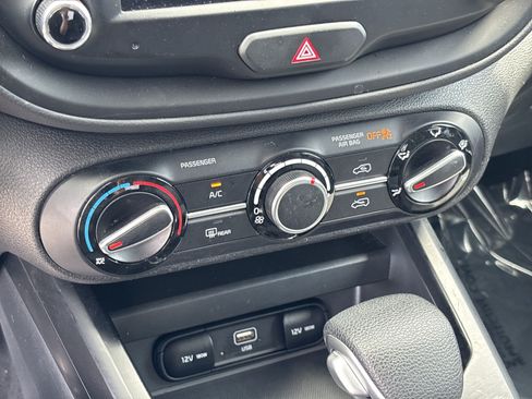 Used 2025 Kia Soul LX FWD image 16