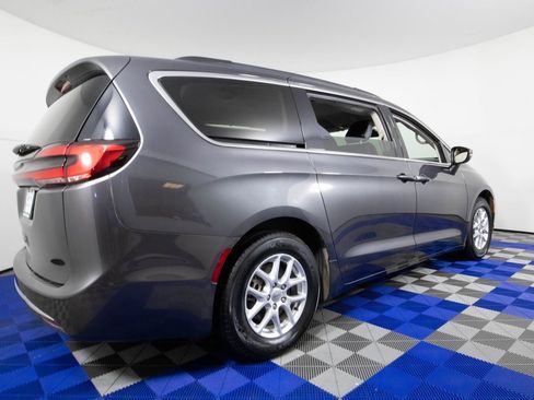 Used 2022 Chrysler Pacifica Touring-L image 5