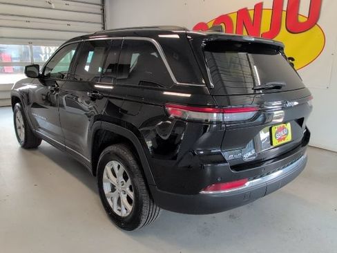 Used 2023 Jeep Grand Cherokee Limited AWD/4WD image 3