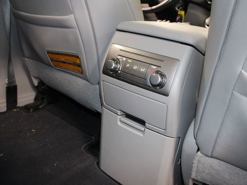 Used 2012 Toyota Highlander SE image 26