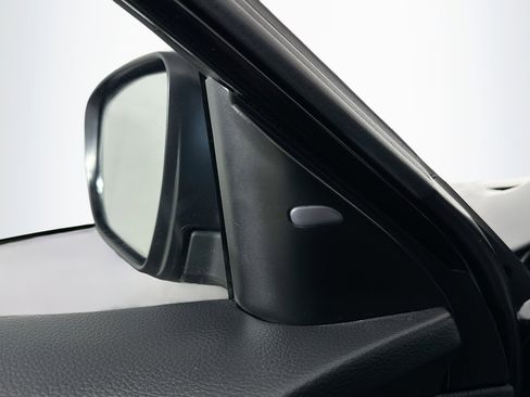 Used 2018 Nissan Rogue SV image 16