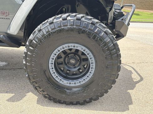 Used 2023 Jeep Wrangler Unlimited Rubicon w/ LED Lighting Group AWD/4WD image 12